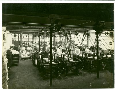 Hilandería en Leas, cobertizo de peinado, 1923 de English Photographer